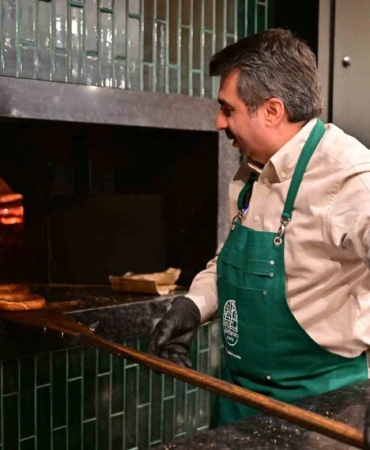 Başkan Yılmaz önce pişirdi sonra ikram etti