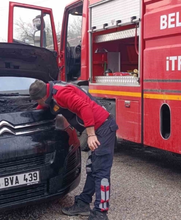Seyir halindeki minibüste yangın paniği