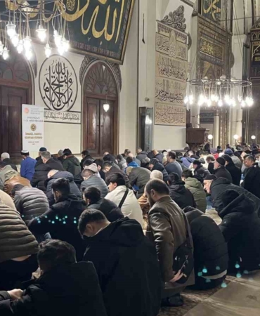 Hafta sonunu fırsat bilen vatandaşlar sabah namazında Ulu Camiye akın etti