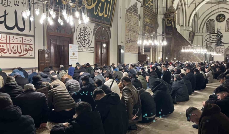 Hafta sonunu fırsat bilen vatandaşlar sabah namazında Ulu Camiye akın etti