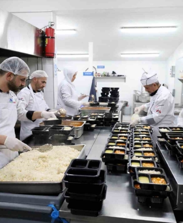 Öğrenciler ve ihtiyaç sahipleri için dev kazanlar kaynıyor