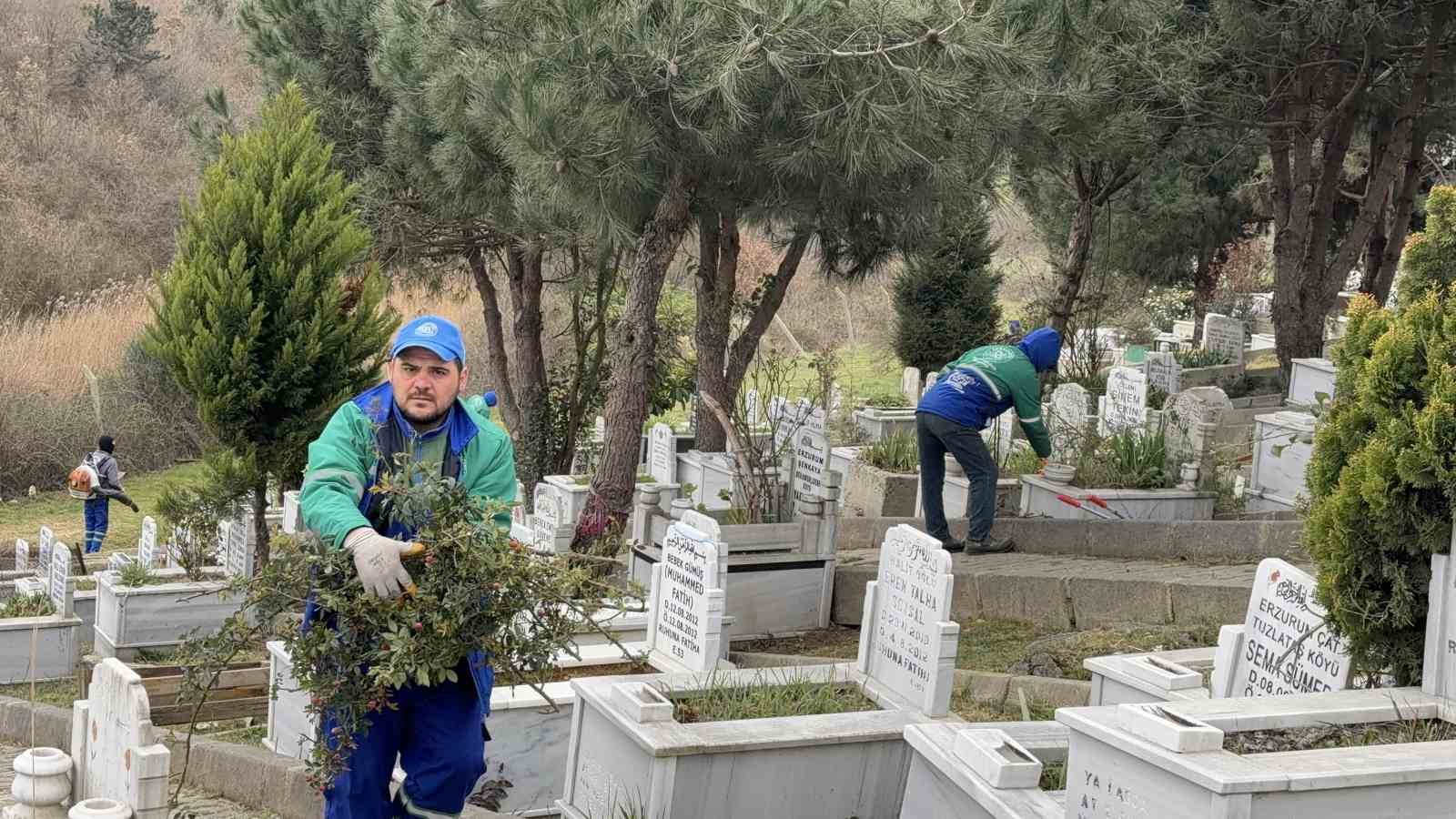 Arnavutköy’de bayram öncesi mezarlıklar temizlenerek ziyarete hazır hale getirildi
