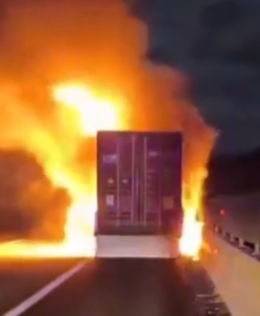 Tır üzerindeki konteyner alev alev yandı