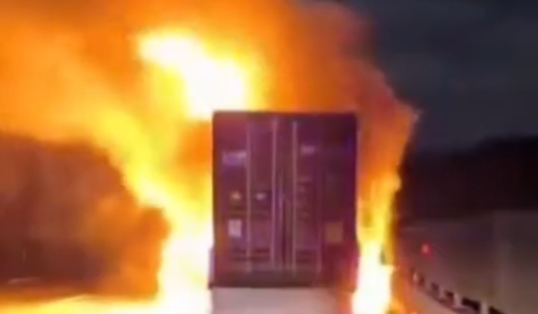 Tır üzerindeki konteyner alev alev yandı