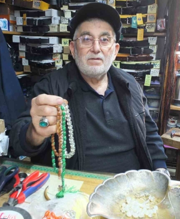 71 yaşındaki Cevat Dede tespih dizerek para kazanıyor