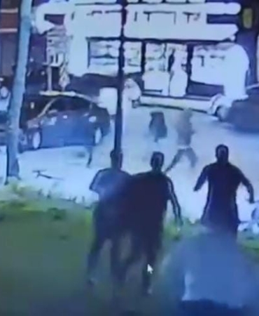 Motosikletlinin metrelerce sürüklendiği feci kaza kamerada