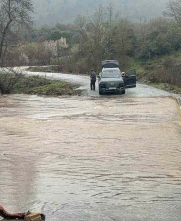 Çanakkale’de köy yolu sağanak yağış sonrası kapandı, bir araç suya kapıldı