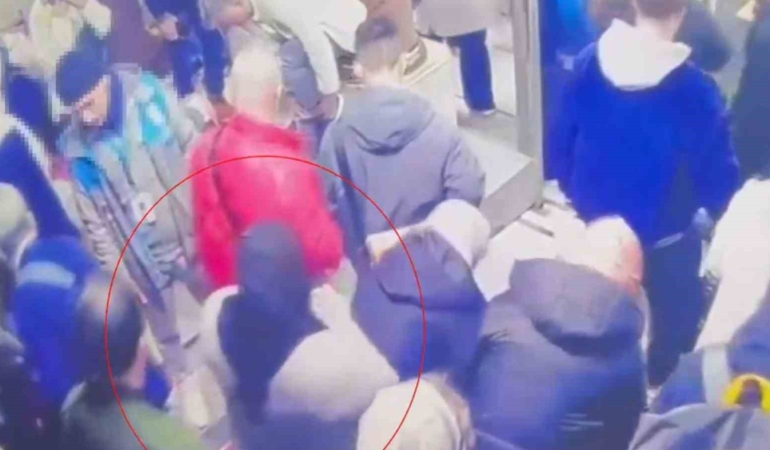 Sultanahmet’te yankesicilik yapan 2 kadın suçüstü yakalandı