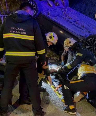 Takla atan otomobilde 2 kişi yaralandı, diğer sürücü kaçtı