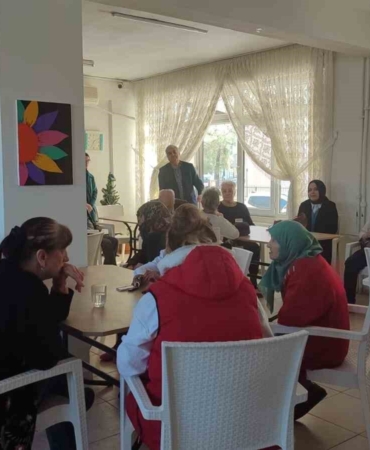 Burhaniye’de huzurevindeki yaşlıları sevindirdiler