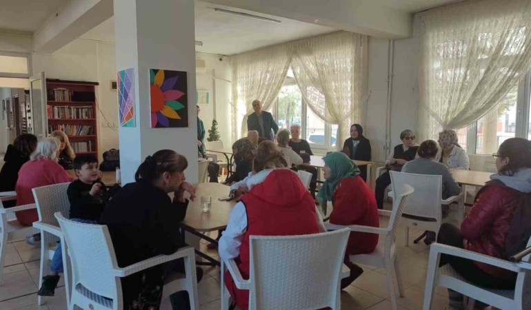 Burhaniye’de huzurevindeki yaşlıları sevindirdiler