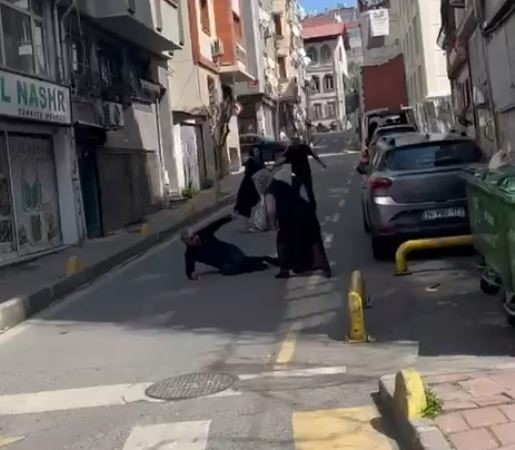 Fatih’te boşanma aşamasındaki çiftin aileleri arasında tartışma: 2 yaralı