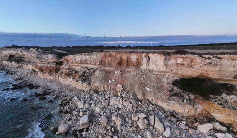 Turizm merkezi Bozcaada’daki Polente Burnu’nda göçük