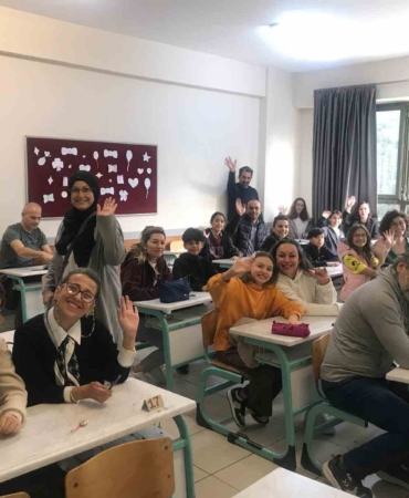 Bu okulda veliler çocuklarıyla sınava girdi...