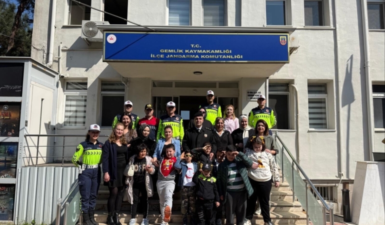 Otizm farkındalığı için jandarmayı ziyaret ettiler