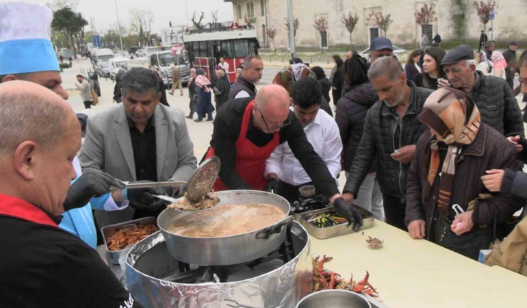 Edirne’de Selimiye’nin gölgesinde tava ciğer dağıtıldı