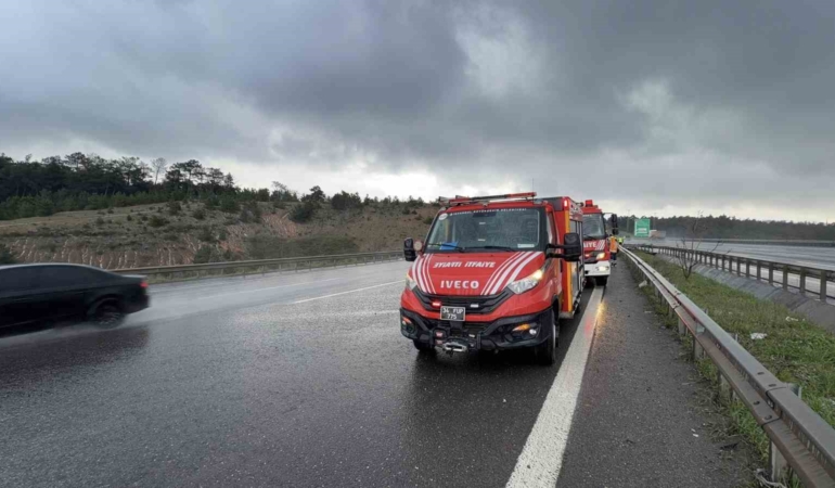 Kuzey Marmara Otoyolu’nda yağış kazayı beraberinde getirdi: 3 araç birbirine girdi