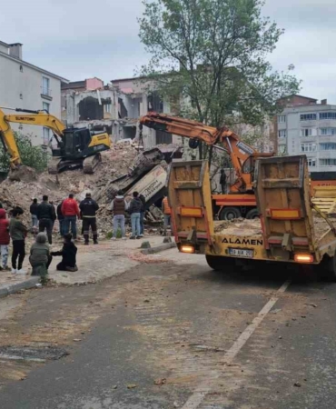 Yıkım esnasında iş makinesi devrildi