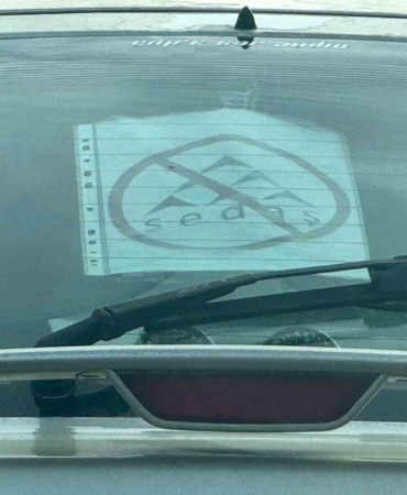 Elektrik şirketi bıktırınca tepkisini otomobilinin camına astığı özel tasarımlı afişle gösterdi