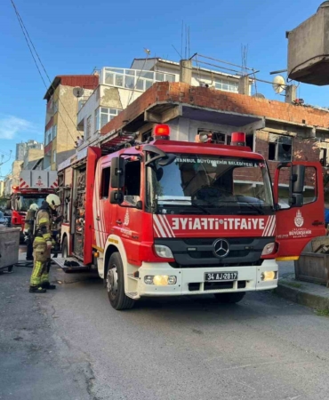 Küçükçekmece’de iki katlı binada çıkan yangın söndürüldü