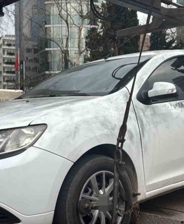 Teröristlerin kiraladığı otomobil incelemelerin ardından olay yerinden kaldırıldı