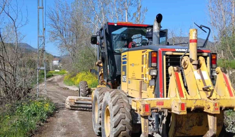 Bilecik’te arazi yollarında greyderle düzenleme çalışması