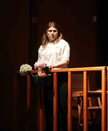 Kanseri yendi, kendi hayatını yazıp oynadı