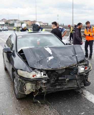 TEM Otoyolu’nda yola dökülen atıklar sonucu zincirleme kaza, 7 araç birbirine girdi