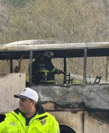 Yalova’da seyir halindeki yolcu otobüsü alevlere teslim oldu
