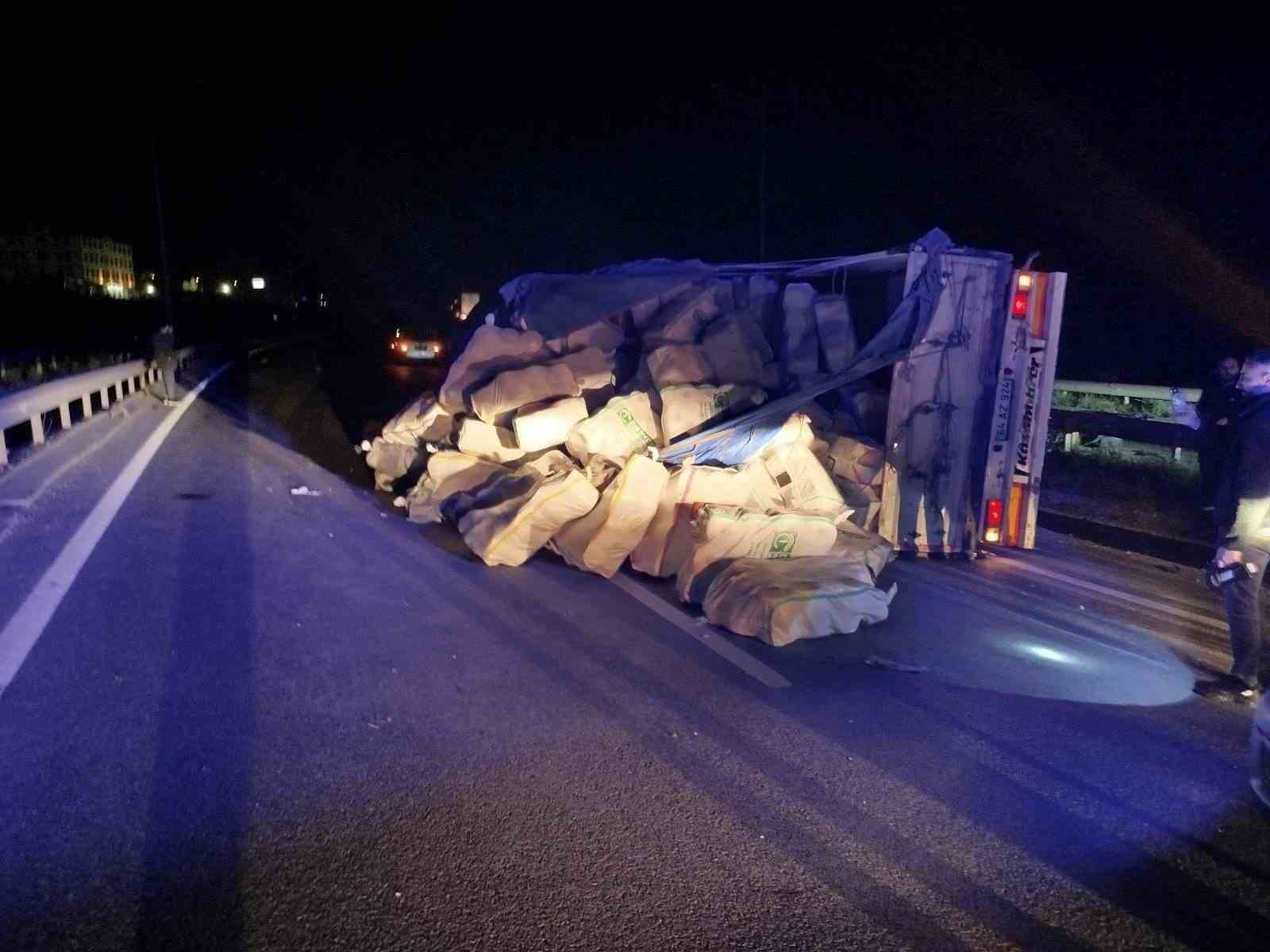 Kontrolden çıkan tır refüje çarpıp yan yattı: 1 yaralı