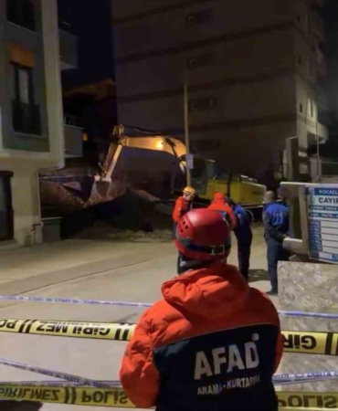 Temel kazısında toprak kaydı, çatırdama sesleri gelen 5 katlı bina boşaltıldı
