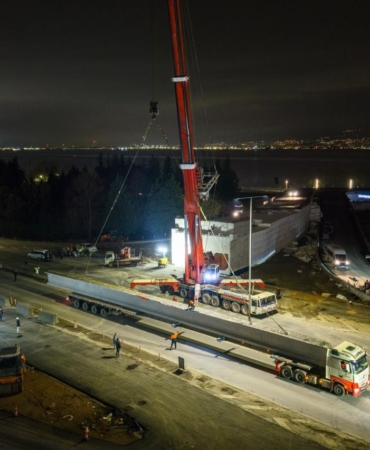 Kocaeli’de 700 tonluk vinçle 9 saatlik gece operasyonu