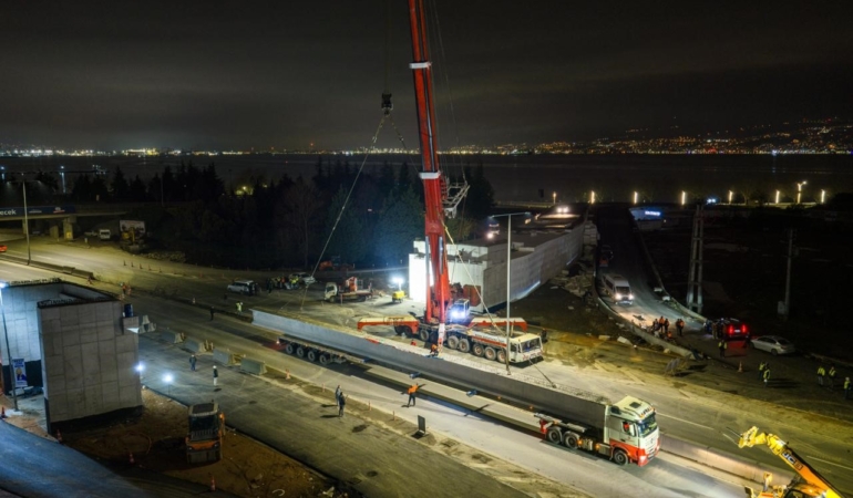 Kocaeli’de 700 tonluk vinçle 9 saatlik gece operasyonu