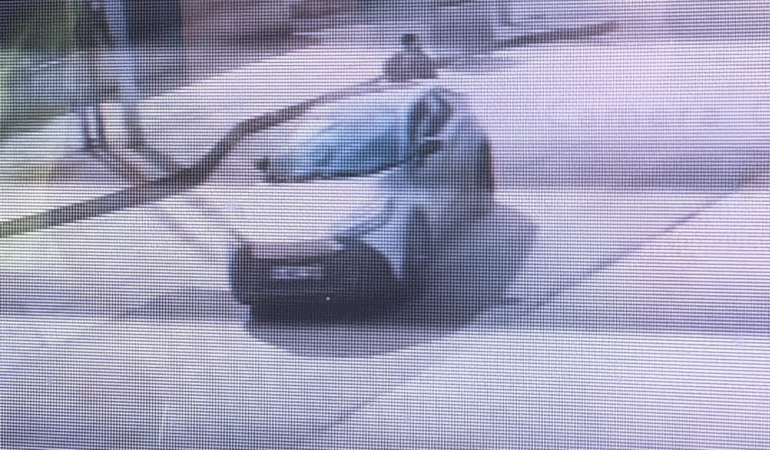 Bursa’da cip ile motosiklet çarpıştı, 2 kişi yaralandı: Kaza anı kamerada