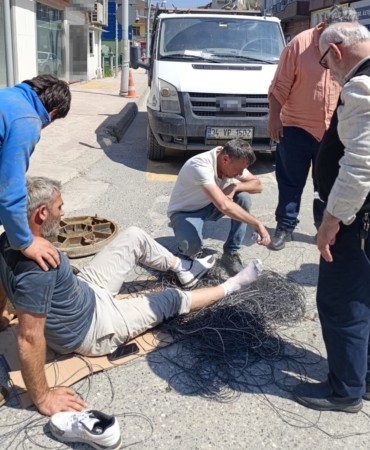 Servis aracı, cadde üzerinde çalışan işçinin ayağını ezdi