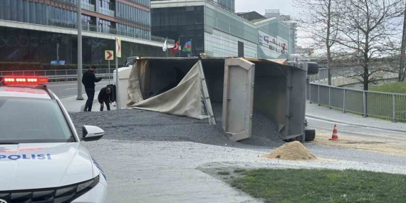 Sarıyer’de hafriyat kamyonu devrildi: Sürücü yaralandı