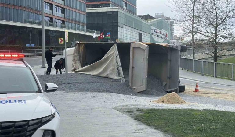 Sarıyer’de hafriyat kamyonu devrildi: Sürücü yaralandı