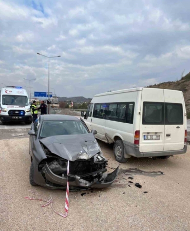 Virajı alamayan otomobil park halindeki araca çarptı: 3 yaralı