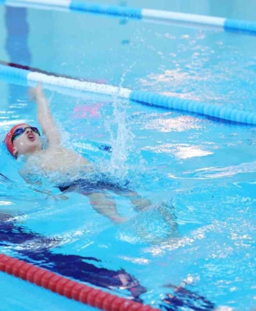 Osmangazi Yüzme Şenliği’nde kazananlar kupalarını aldı