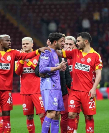 Galatasaraylı taraftarlardan Günay Güvenç’e destek