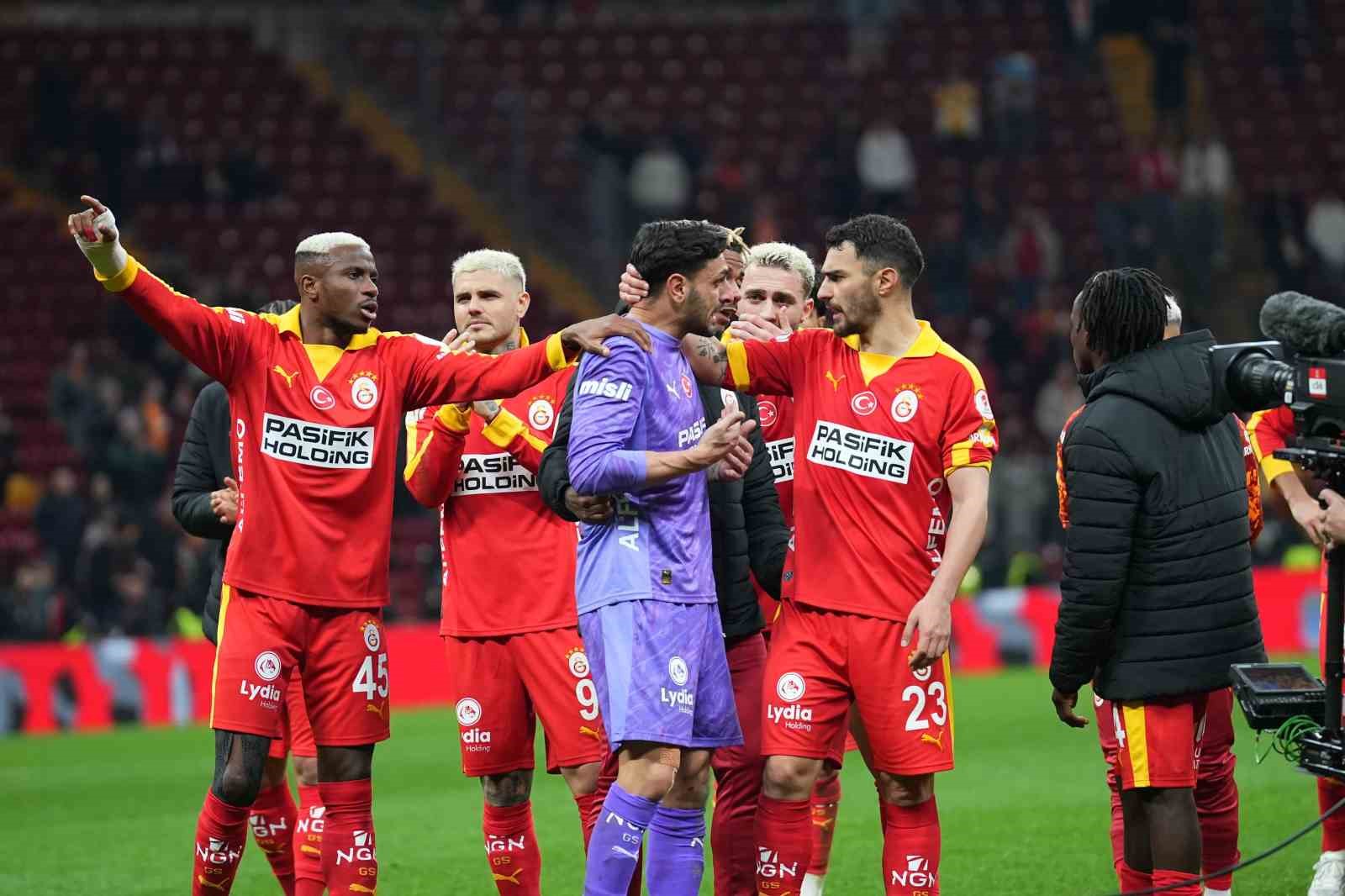 Galatasaraylı taraftarlardan Günay Güvenç’e destek