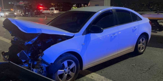 Kağıthane’de zincirleme kaza: Kopan bariyer minibüse böyle çarptı