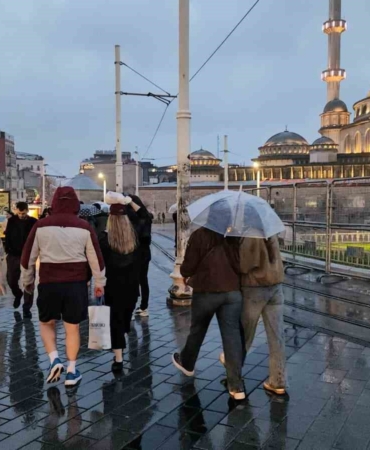 İstanbul’da uyarıların ardından sağanak yağış başladı