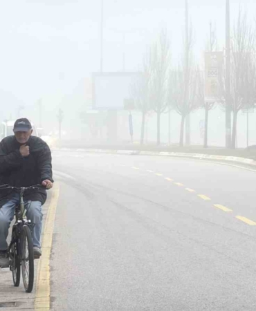 Sis şehri etkisi altına aldı, görüş mesafesi 10 metreye kadar düştü