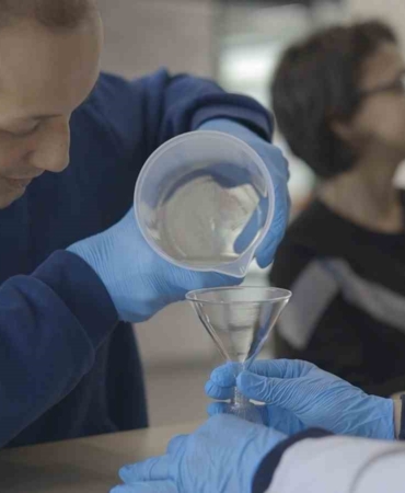 Gençler ve özel bireyler sakız kokulu kolonya üretti