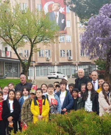 Miniklerden yürek ısıtan 23 Nisan kutlaması