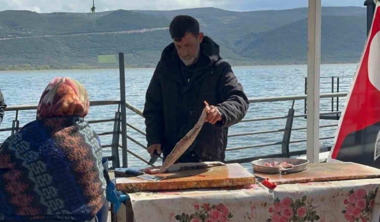 Ulubat Gölü’nde su çok olunca yakalanamayan turna sezonu pahalı açıldı
