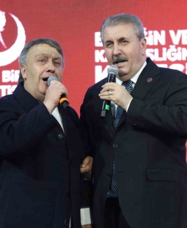 BBP Genel Başkanı Destici, Kocaeli’deki kongrede İsmail Türüt ile sahneye çıkıp türkü söyledi