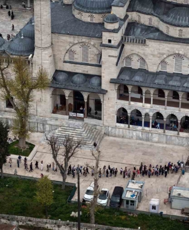 Restorasyonu tamamlanan Sultanahmet Camii’ne ziyaretçi akını