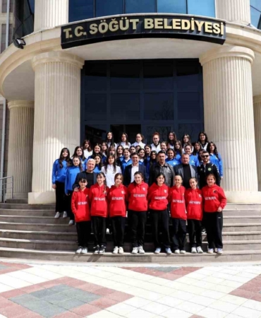 Söğüt Spor Voleybol Takımı’nı makamında kabul etti